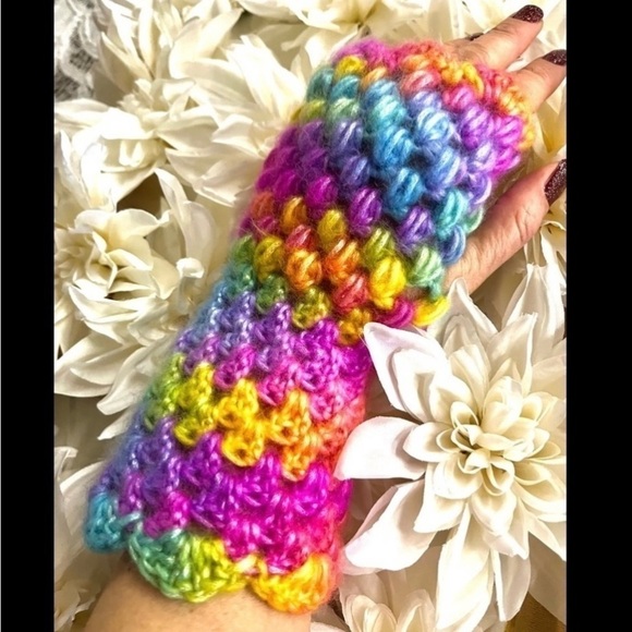𝅺CROCHETED RAINBOW FINGERLESS GLOVES - Picture 5 of 6